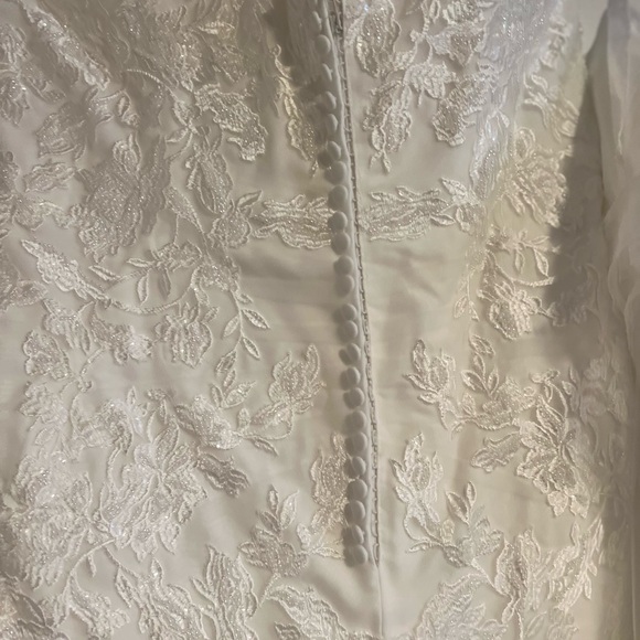 Ivory wedding gown with train - Picture 4 of 13